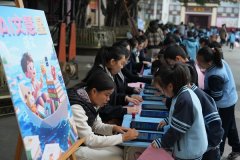 学生正在挑和中体验成功 