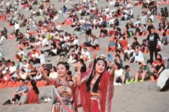 他是庆元农商银行的人员；专业活动员起头锻炼 